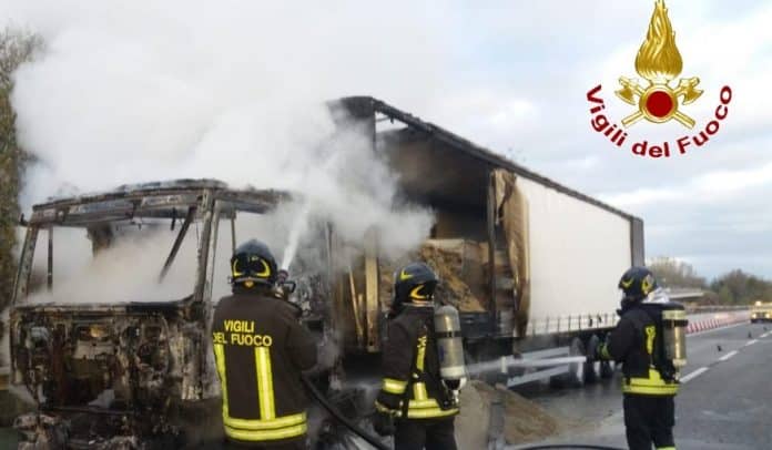 Camion in fiamme