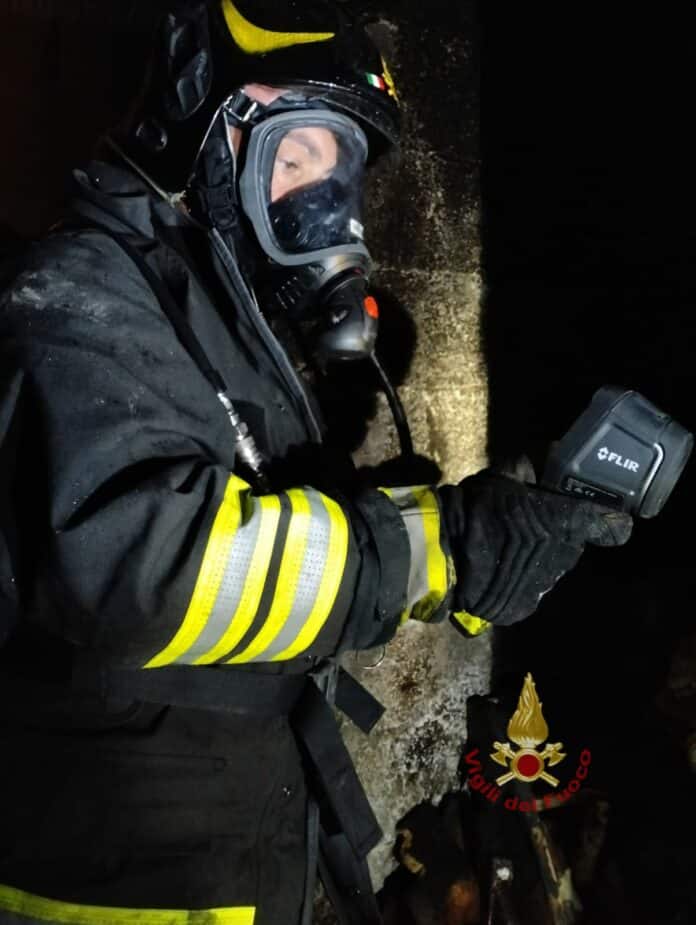 immagine che rappresenta un vigile del fuoco che spegne un incendio